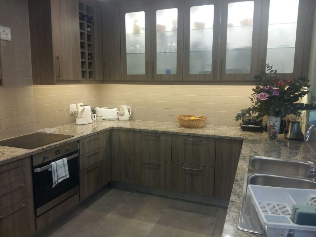 Classic-Kitchen-with-glass-doors-and-pot-drawers