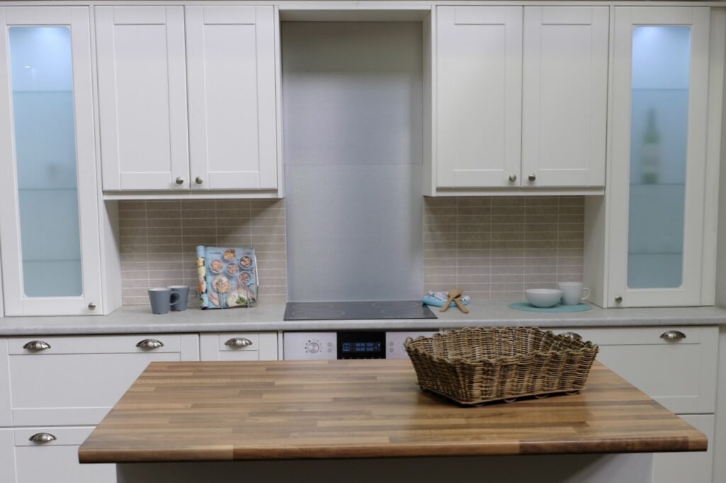 Classic-kitchen-with-Lustrolite-backsplashes