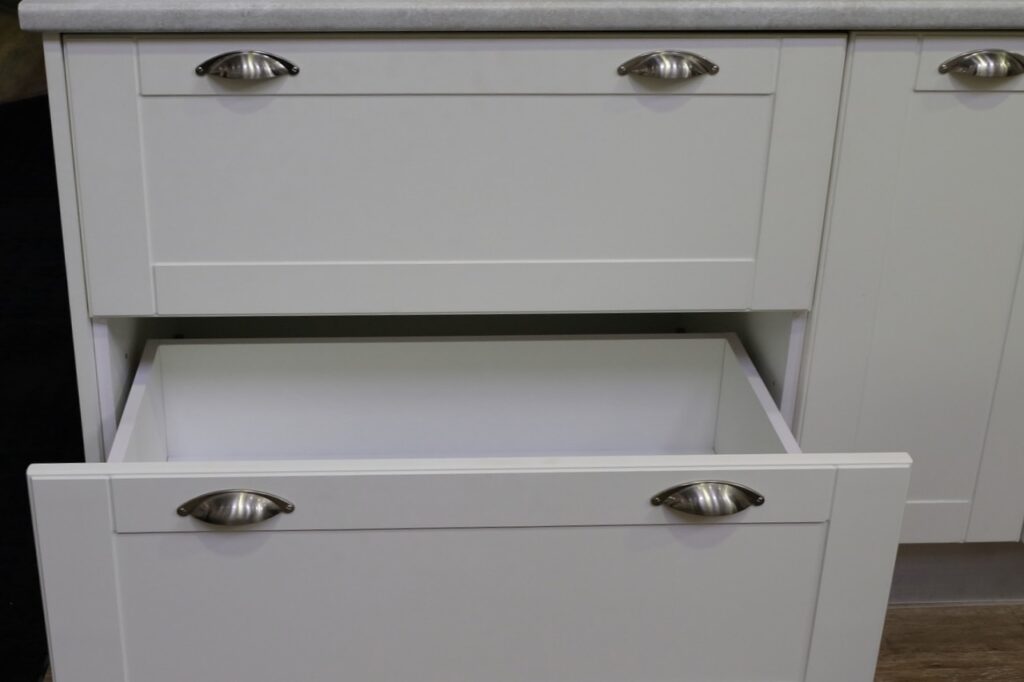 Classic-kitchen-with-ballbearing-runners-on-pot-drawers