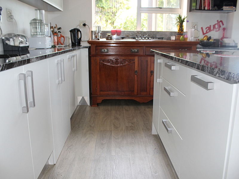 Contemporary-kitchen-mixed-with-antique-flair