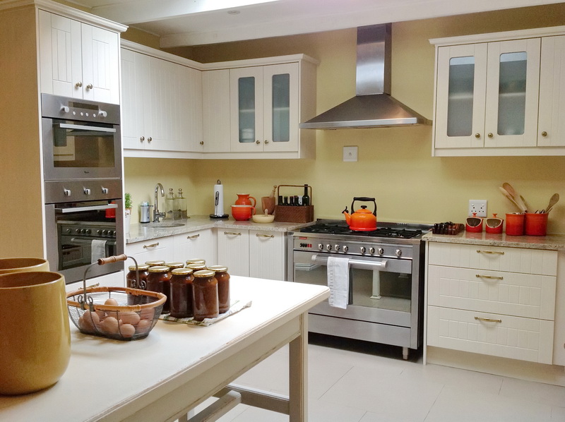 Farmstyle-cooking-area-with-freestanding-table