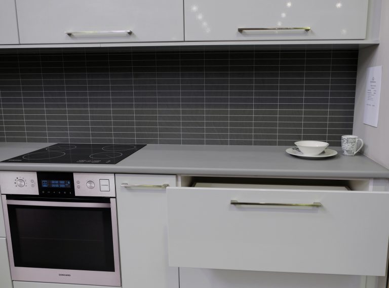 Modern-kitchen-with-Lustrolite-backsplashes-768x569