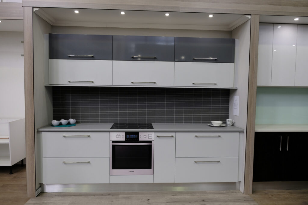 Modern-kitchen-with-pot-drawers-and-Lustrolite-backsplashes