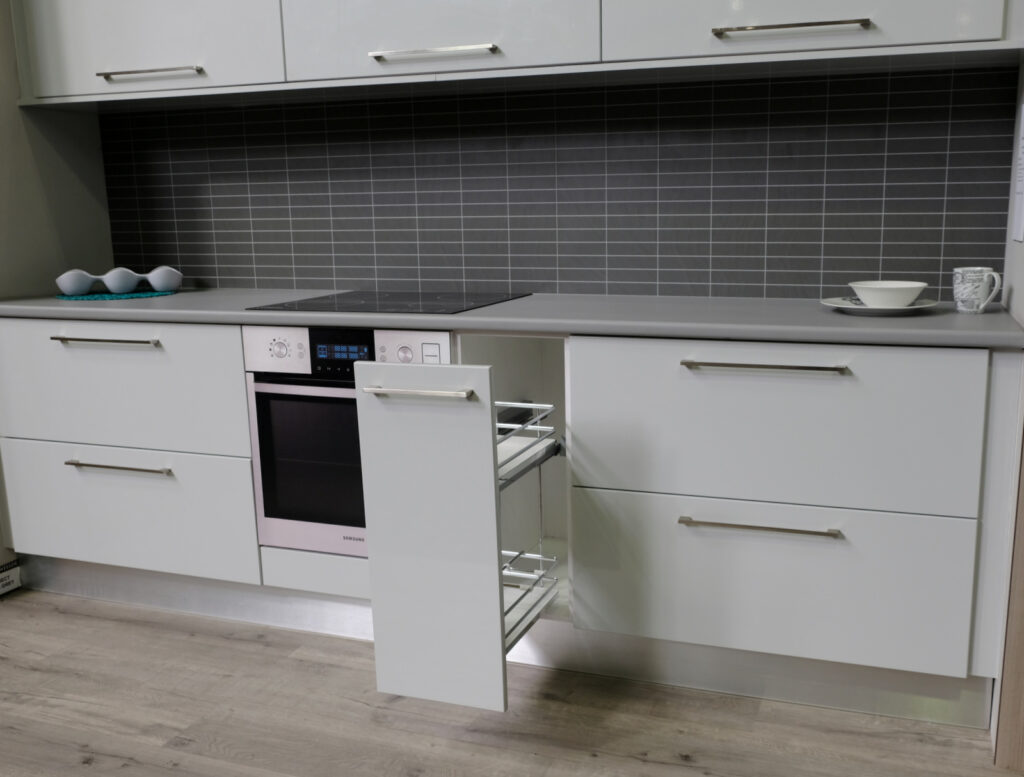 Modern-kitchen-with-pullout-spice-rack-and-Lustrolite-backsplashes