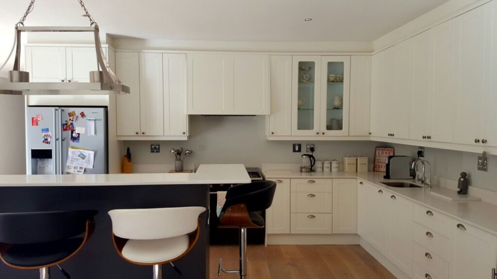 Two-Tone-Island-And-Cooking-Area