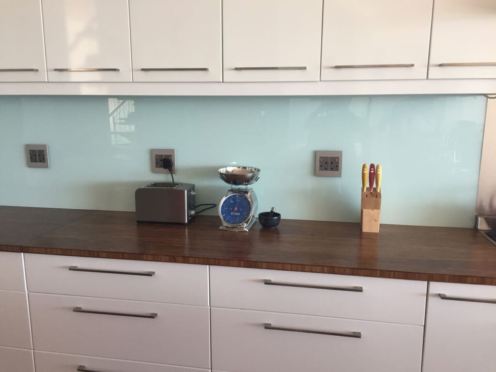 White-high-gloss-with-Lustrolite-backsplashes
